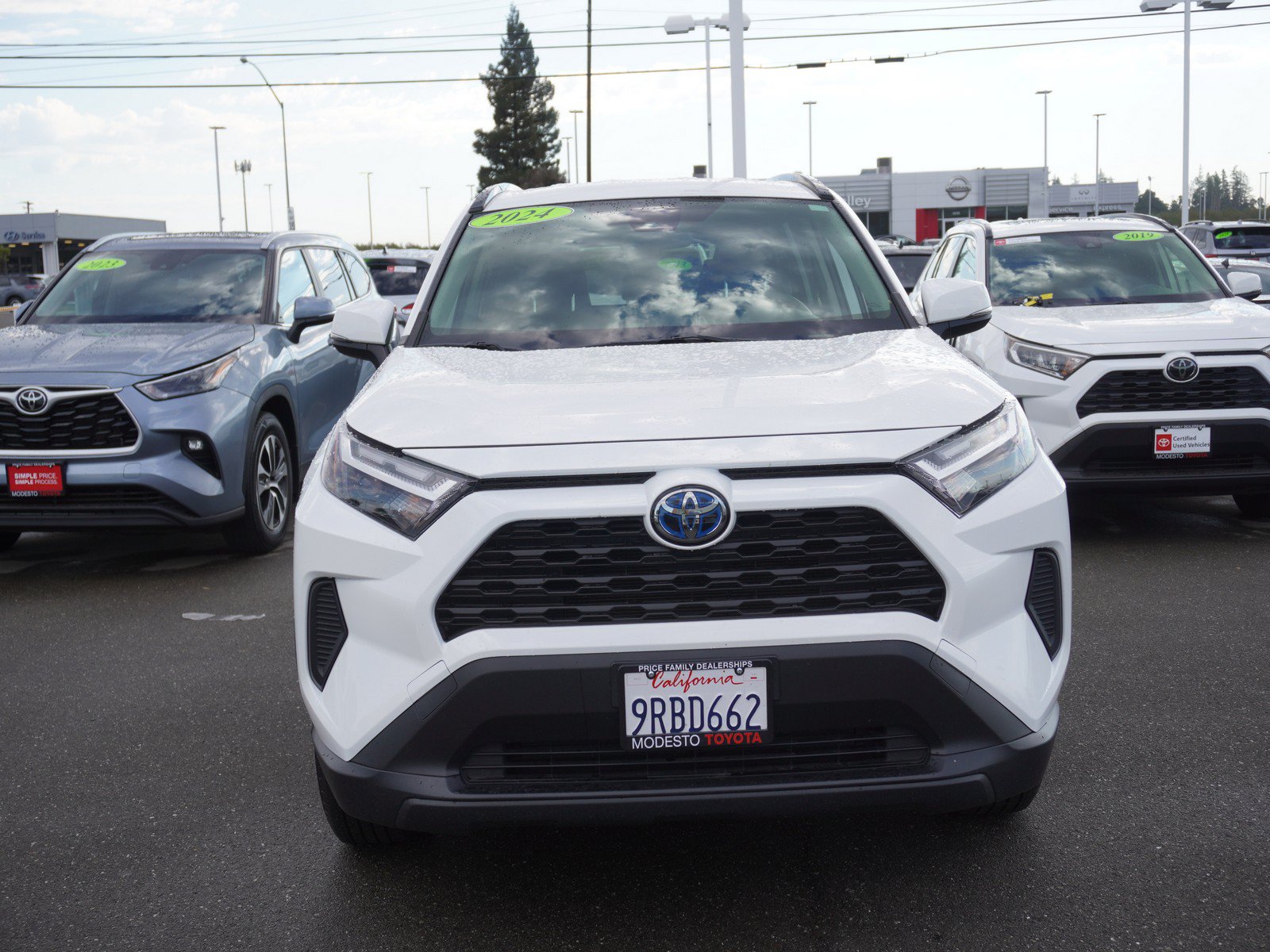Used 2024 Toyota RAV4 LE AWD/4WD image 4