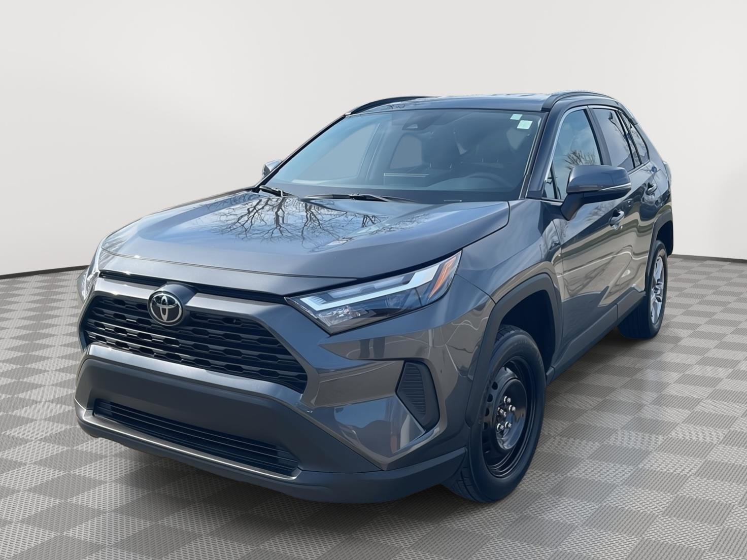 Used 2025 Toyota RAV4 XLE AWD/4WD image 2