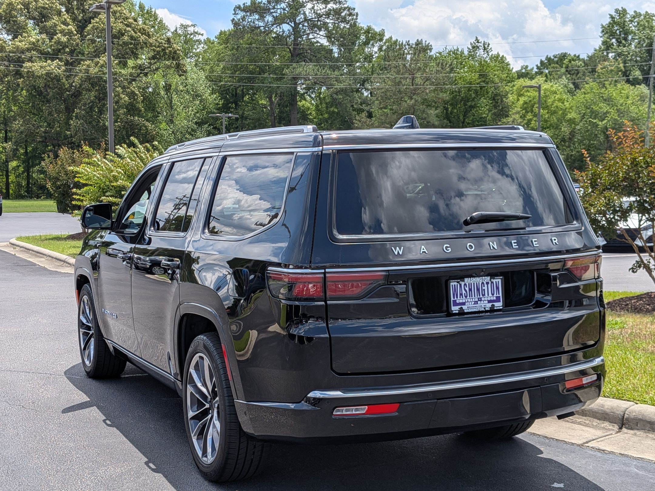 Certified 2025 Jeep Wagoneer Series III w/ Premium Group I AWD/4WD image 7