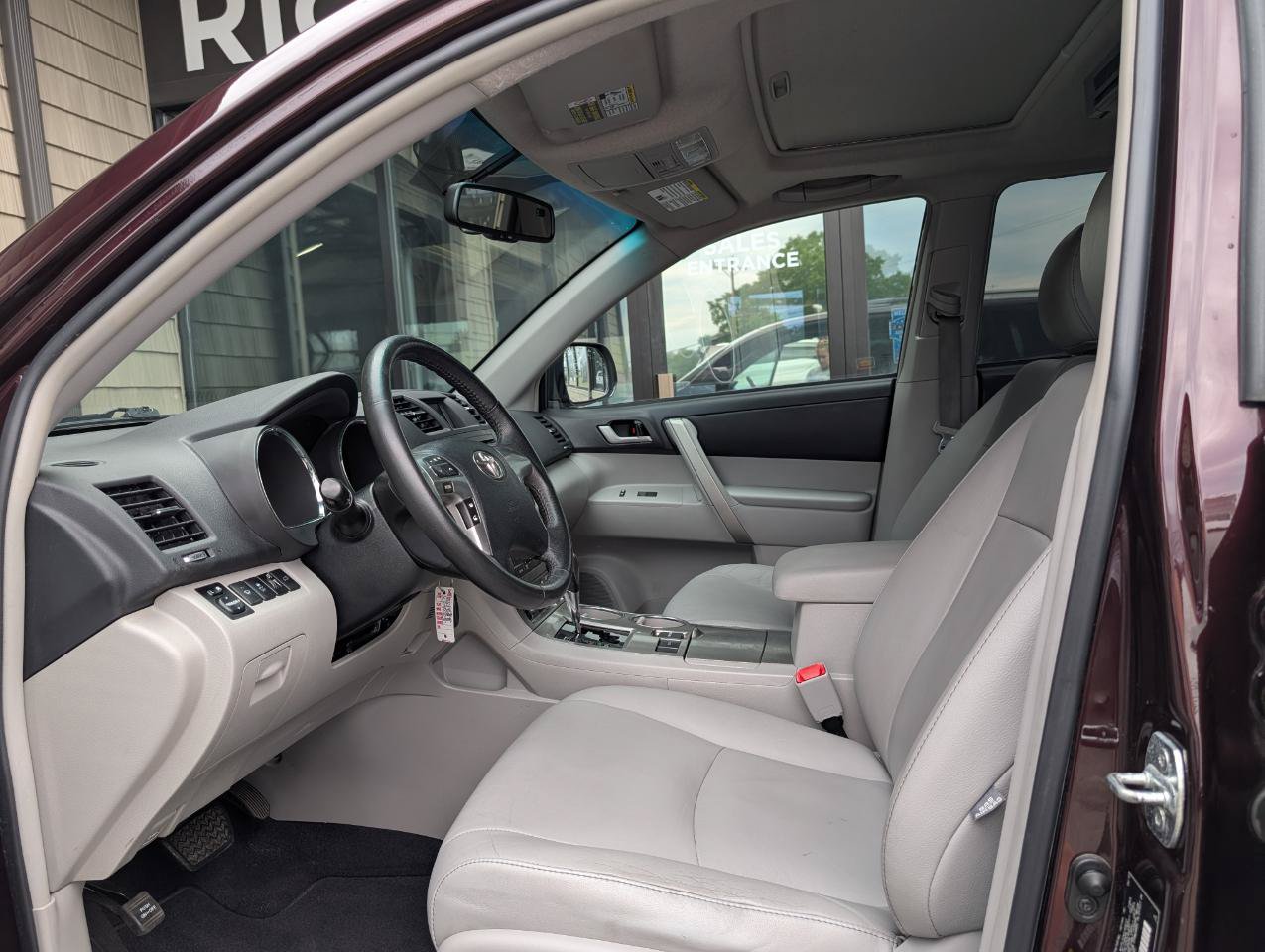 Used 2012 Toyota Highlander SE w/ Tow Pkg FWD image 13