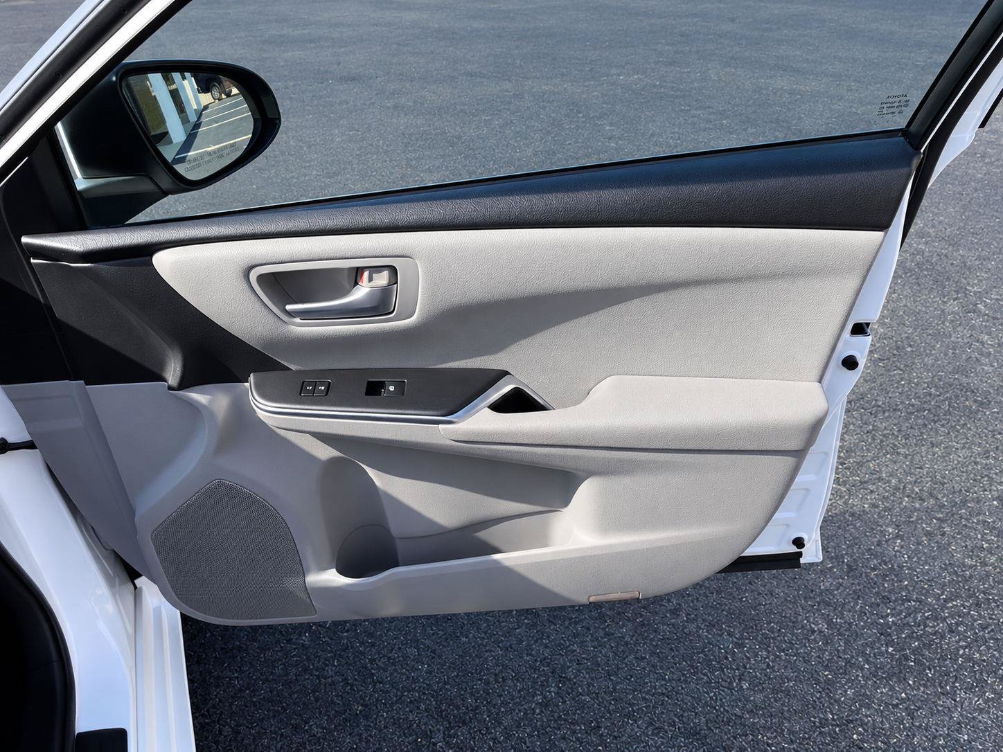 Used 2016 Toyota Camry SE w/ Moonroof Package FWD image 29