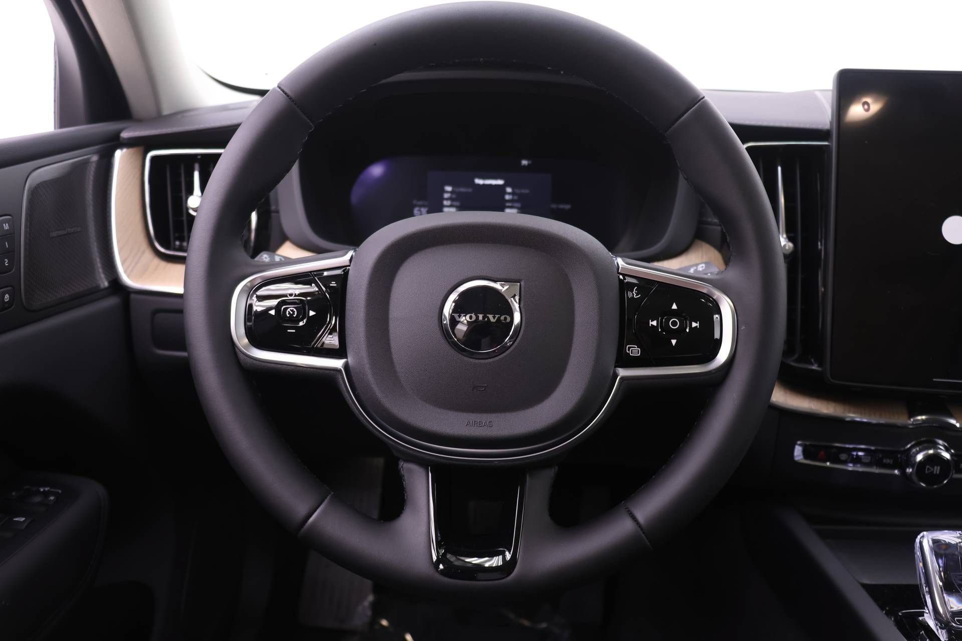 New 2026 Volvo XC60 T8 Ultra w/ Protection Package Premier AWD/4WD image 15