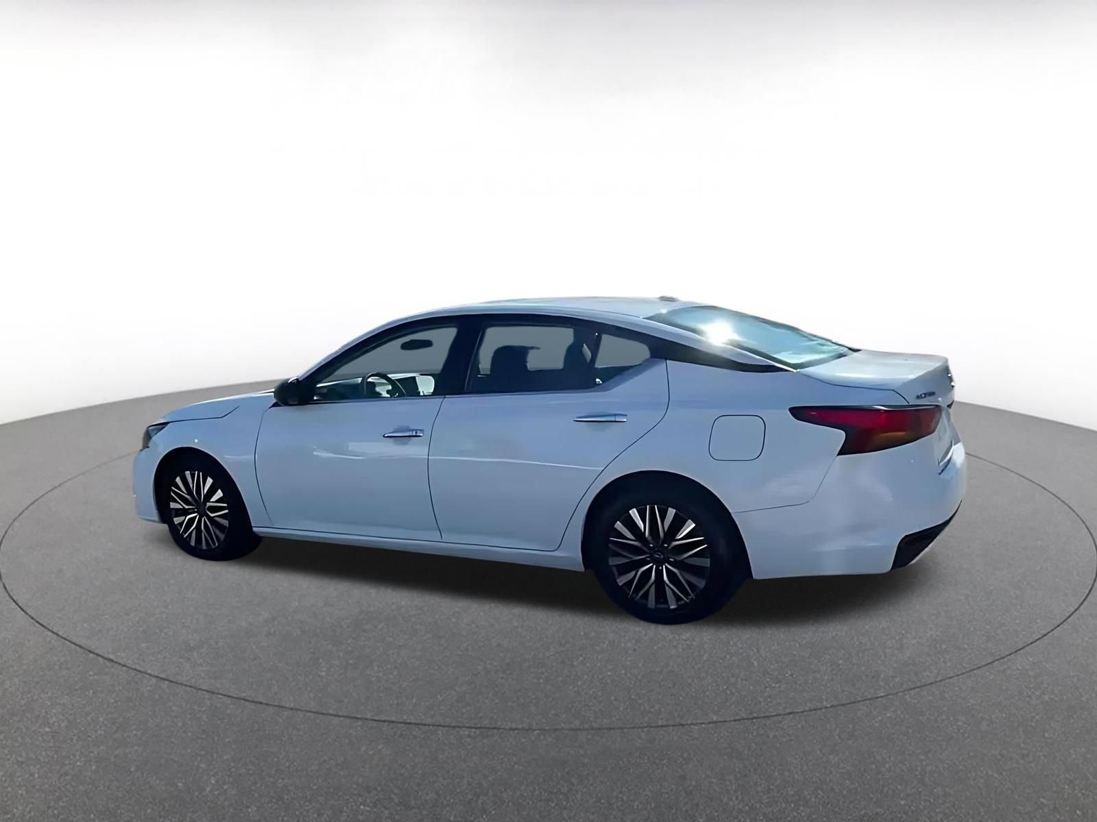 Used 2025 Nissan Altima 2.5 SV image 9