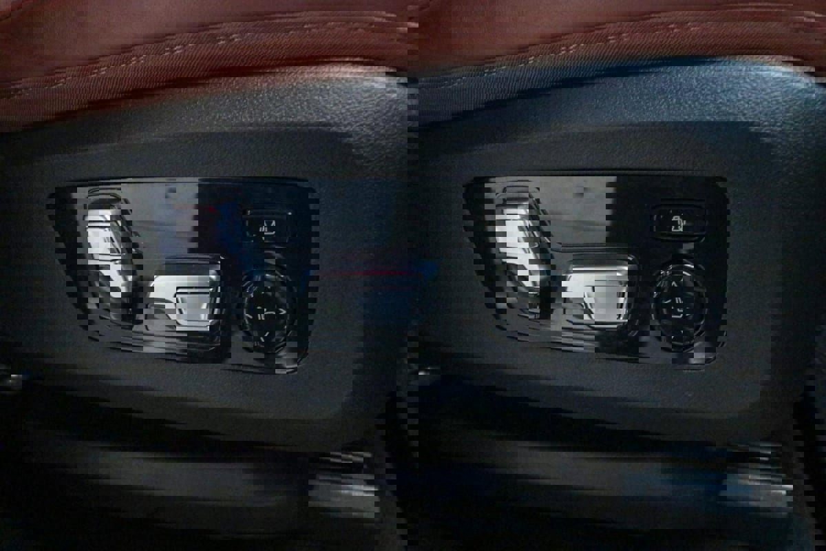 Used 2023 BMW X7 xDrive40i w/ Premium Package image 28