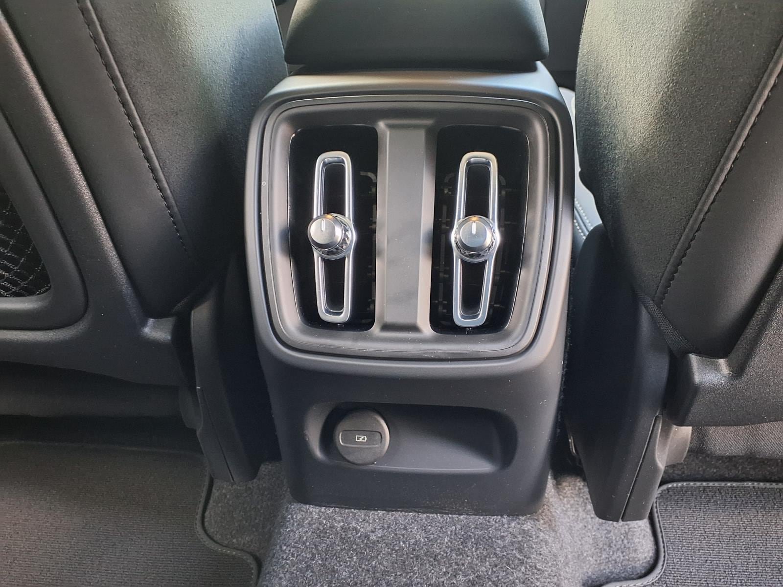 Certified 2025 Volvo XC40 B5 Ultra AWD/4WD image 16