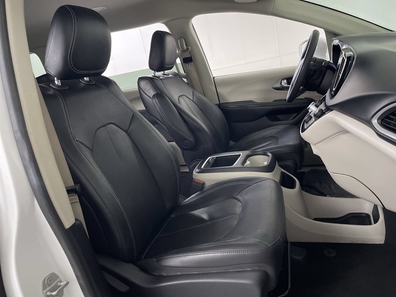 Used 2022 Chrysler Pacifica Touring-L FWD image 22