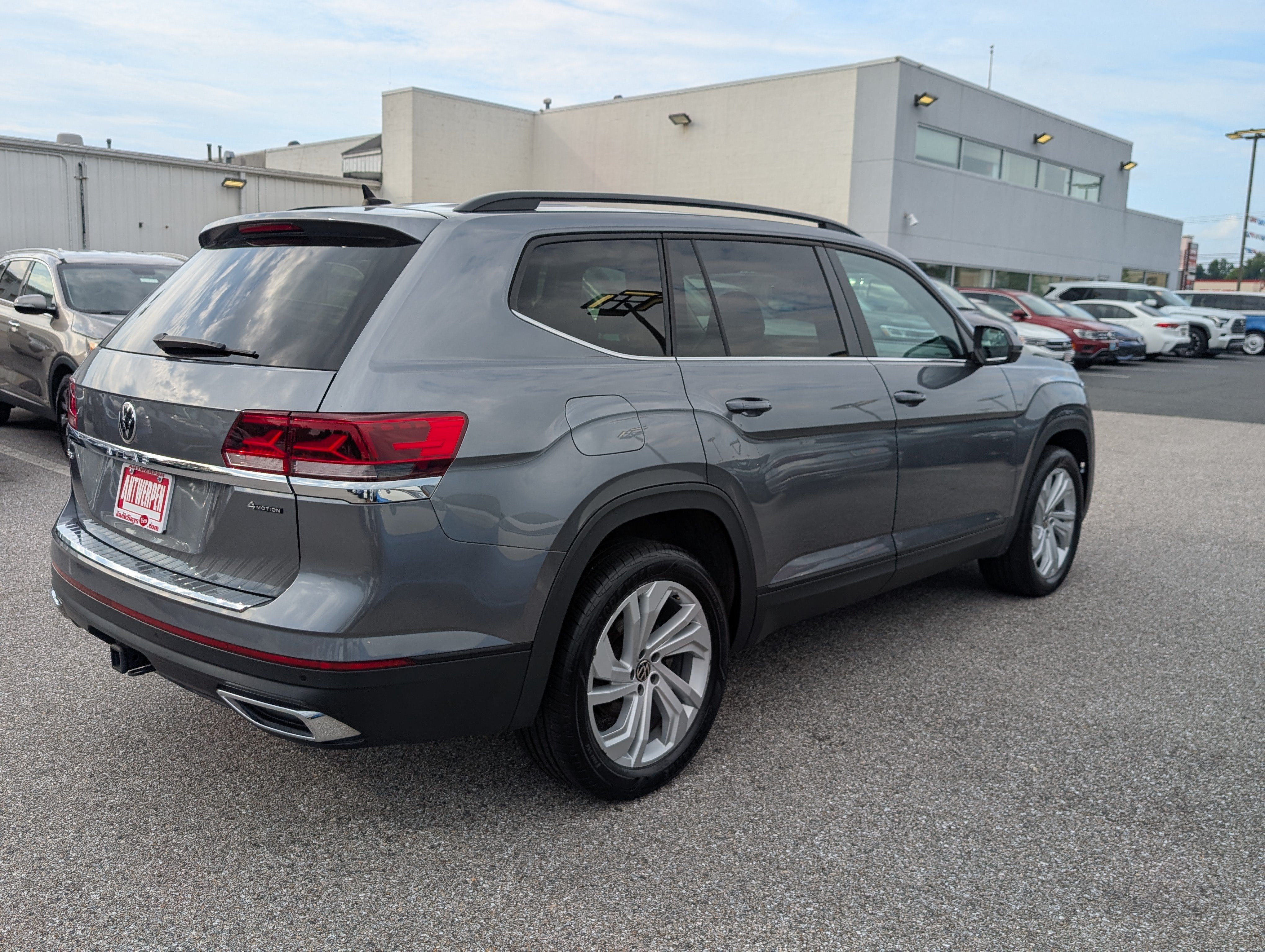 Used 2023 Volkswagen Atlas SE w/ Panoramic Sunroof Package AWD/4WD image 3