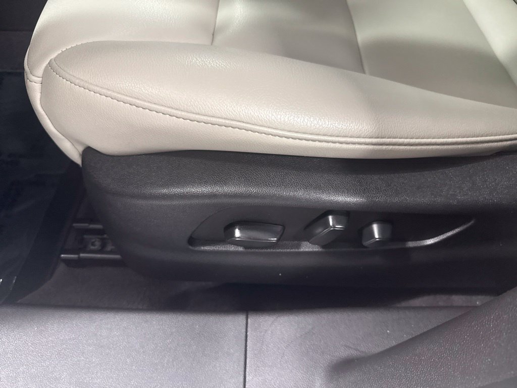 Used 2023 Cadillac XT4 Luxury w/ Cold Weather Package AWD/4WD image 17