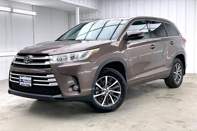 Used 2017 Toyota Highlander XLE image 2