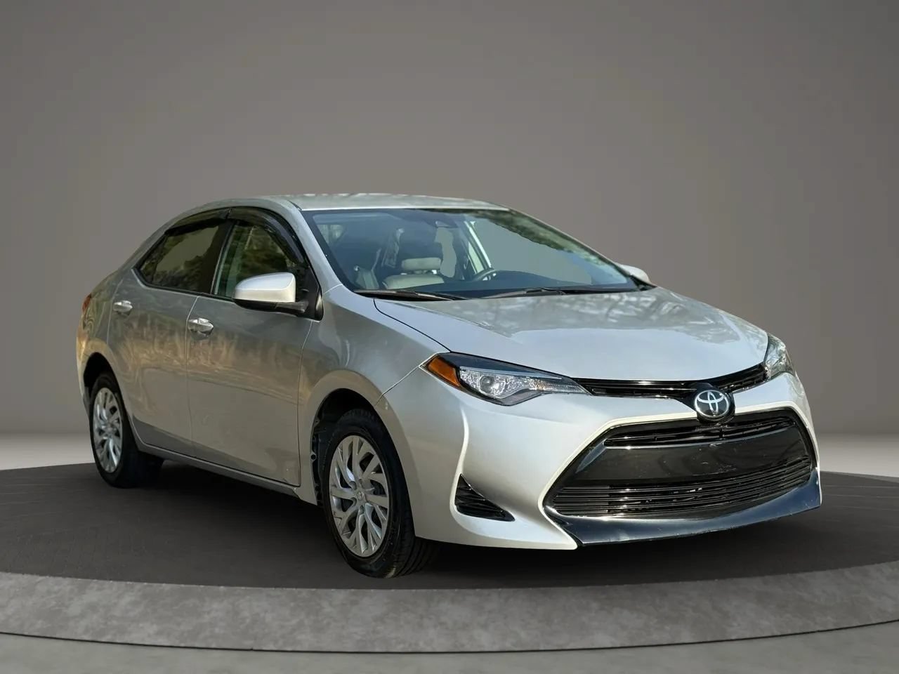 Used 2018 Toyota Corolla LE FWD image 3