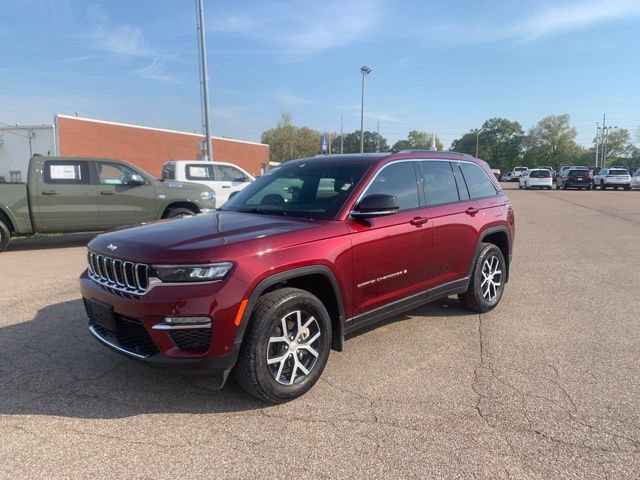 Used 2025 Jeep Grand Cherokee Limited w/ Luxury Tech Group II image 3