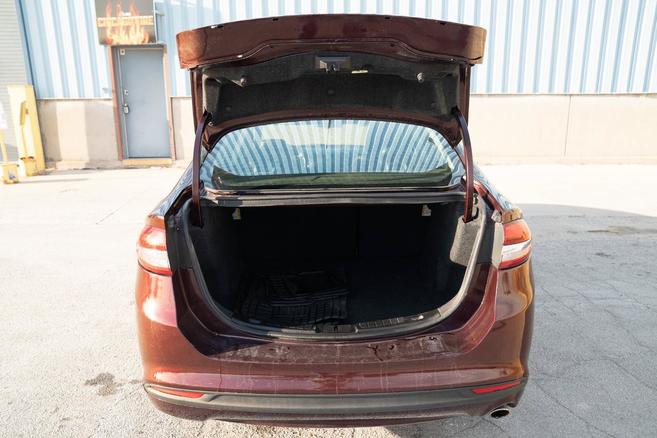 Used 2018 Ford Fusion SE w/ Equipment Group 201A FWD image 16