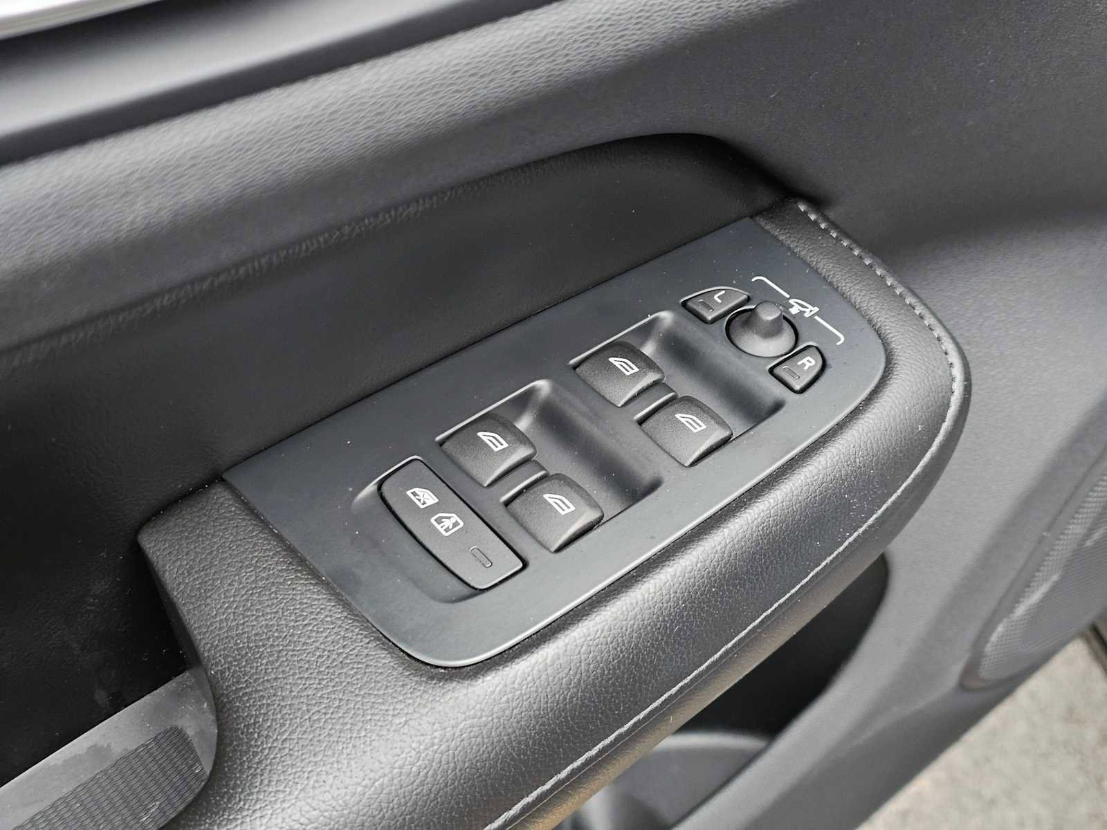 Used 2022 Volvo S60 T8 R-Design Expression w/ Advanced Package image 23