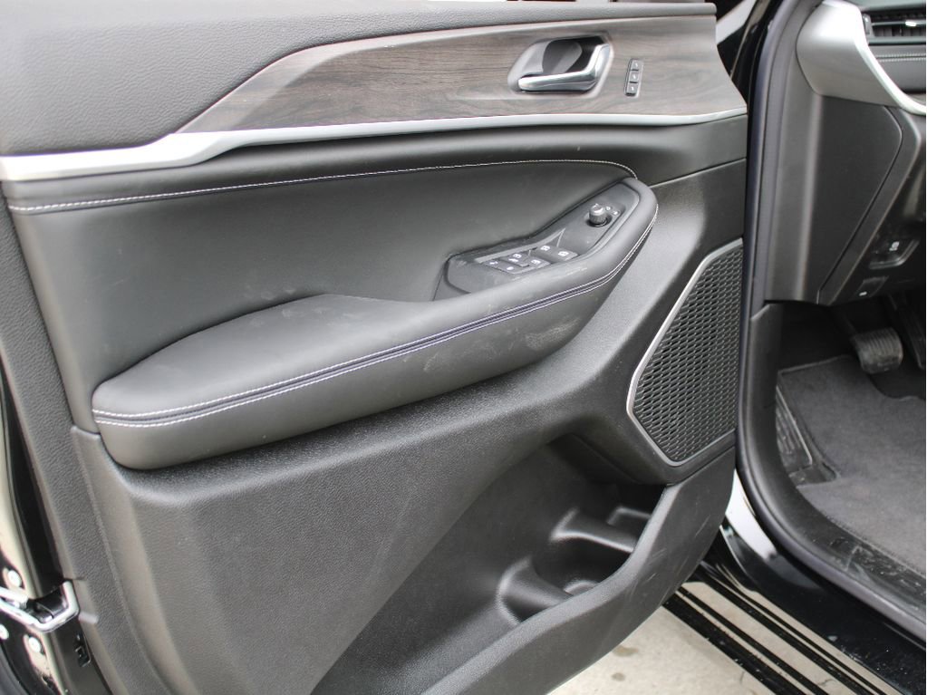 New 2026 Jeep Grand Cherokee Limited Reserve AWD/4WD image 9