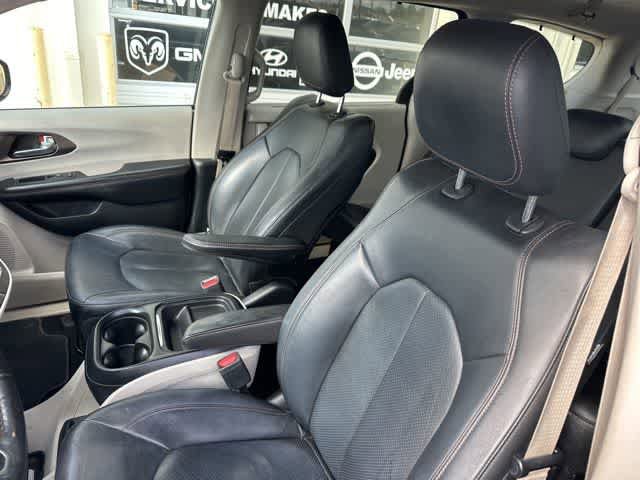 Used 2019 Chrysler Pacifica Touring-L FWD image 3