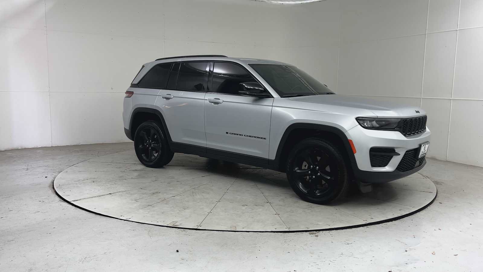 Used 2023 Jeep Grand Cherokee Altitude AWD/4WD image 6