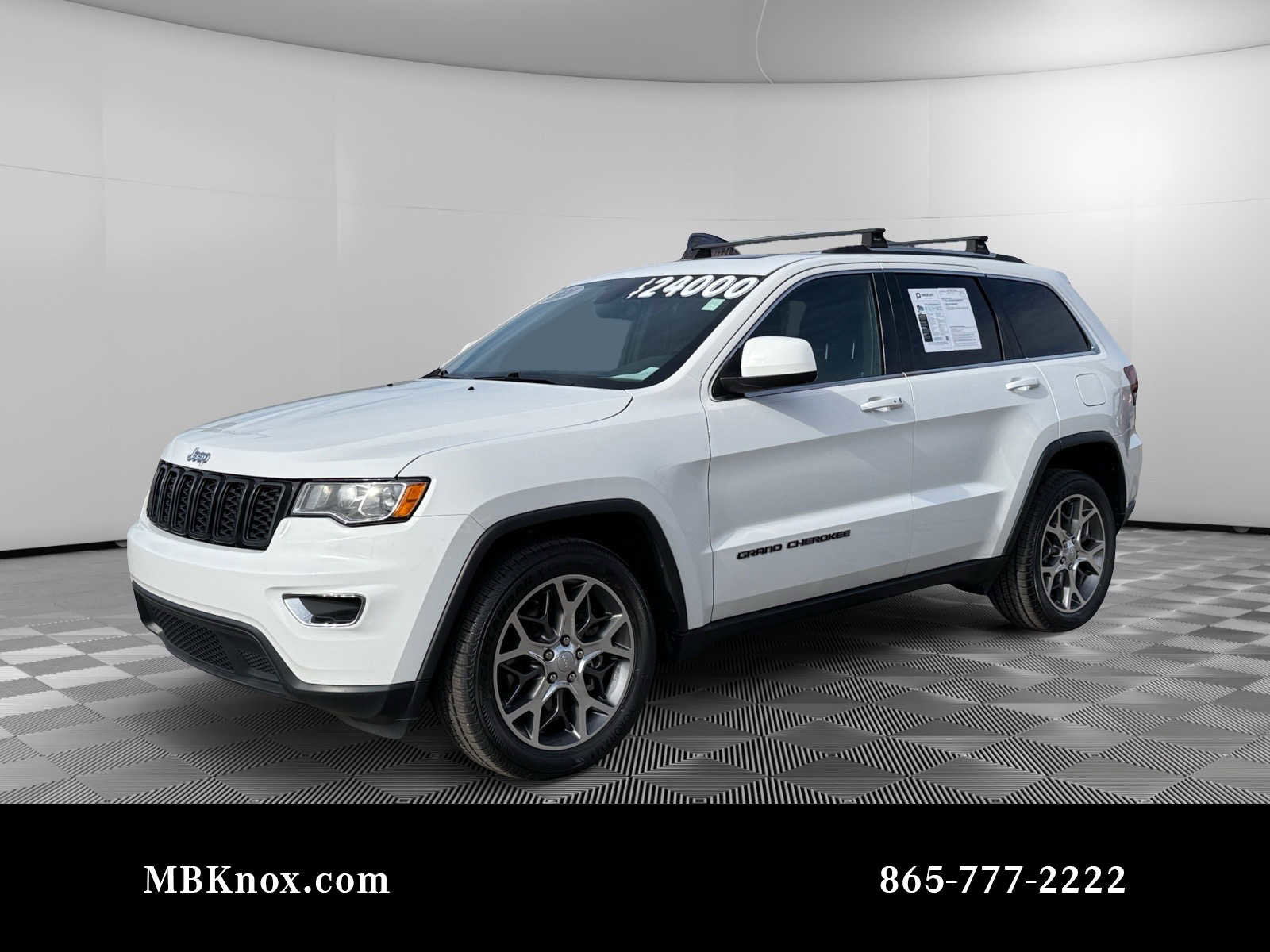 Used 2021 Jeep Grand Cherokee Laredo image 1