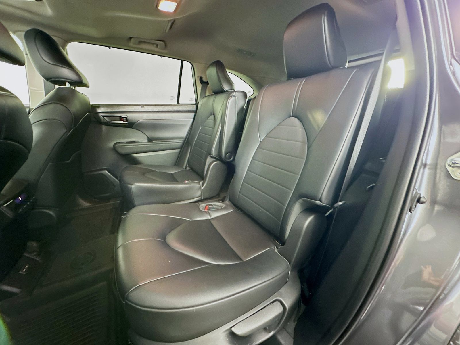 Used 2023 Toyota Highlander XLE AWD/4WD image 25