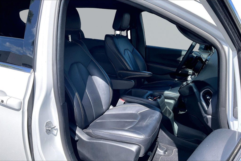Used 2025 Chrysler Pacifica Select FWD image 21