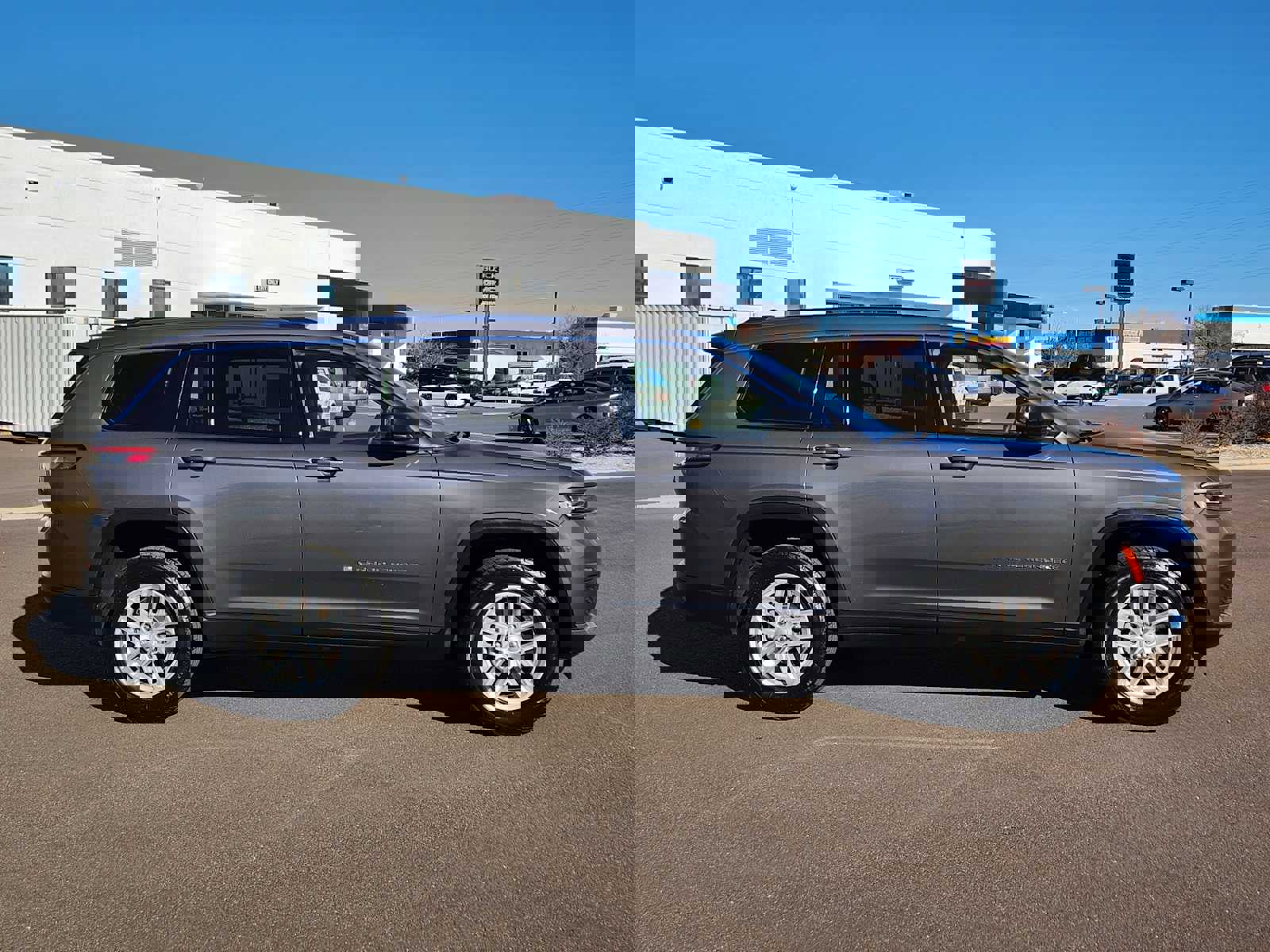 Used 2023 Jeep Grand Cherokee L Laredo image 2