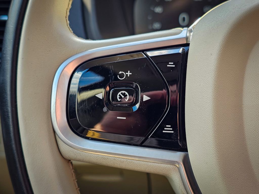 Used 2020 Volvo XC90 T6 Momentum w/ Protection Package Premier image 20