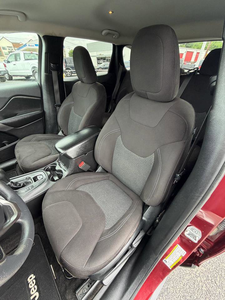 Used 2019 Jeep Cherokee Latitude w/ Popular Appearance Group AWD/4WD image 11