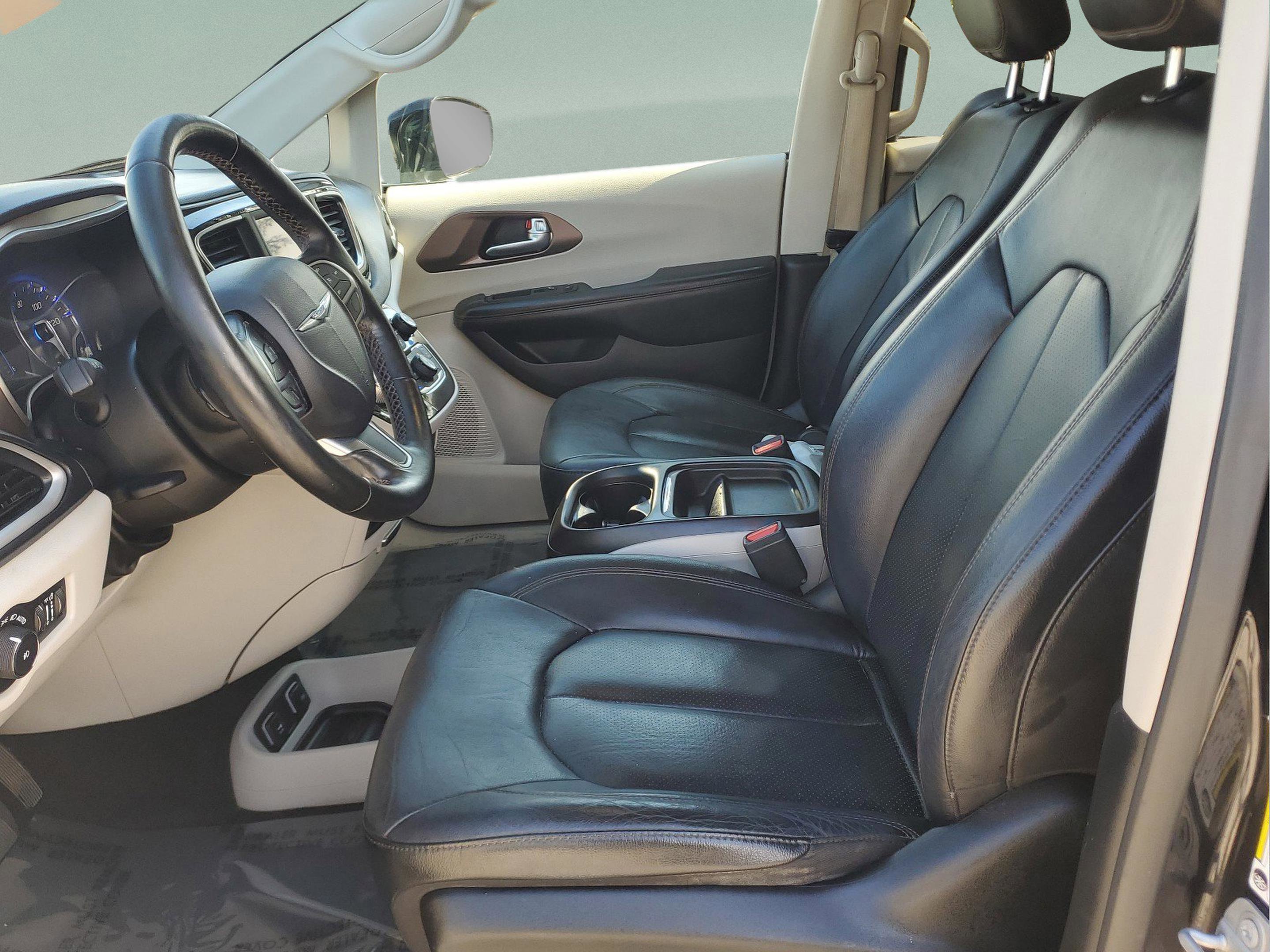 Used 2019 Chrysler Pacifica Touring-L image 19