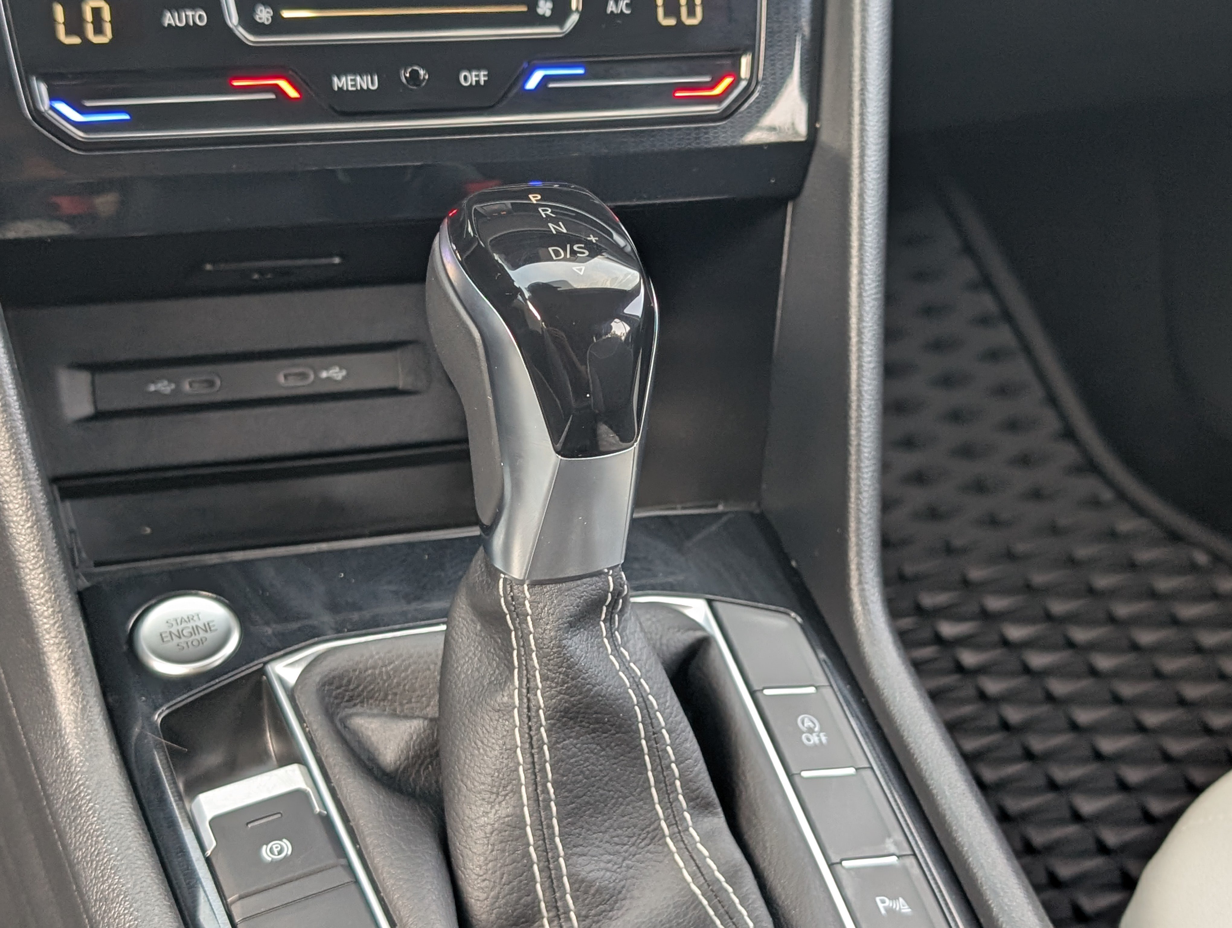 Used 2025 Volkswagen Taos SE FWD image 30