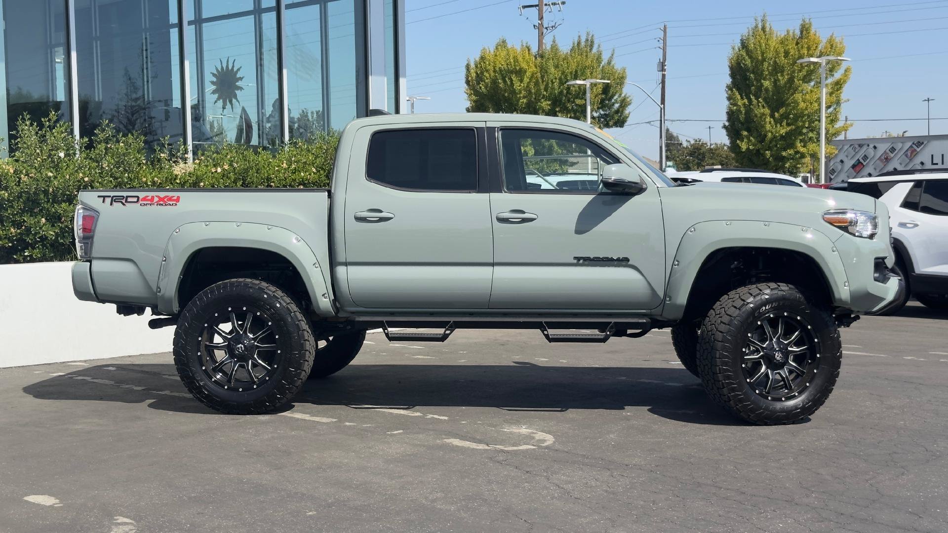 Used 2023 Toyota Tacoma TRD Off-Road w/ TRD Premium Off Road Package AWD/4WD image 3