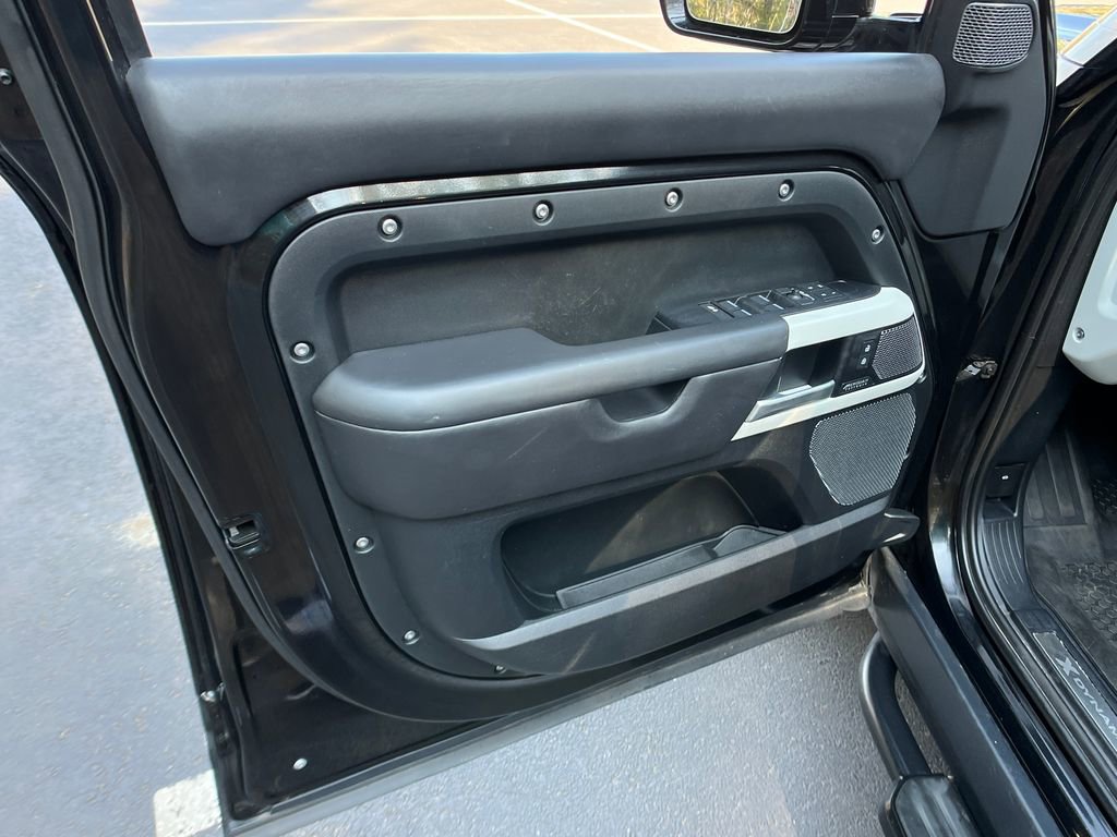 Used 2024 Land Rover Defender 110 X-Dynamic SE image 12