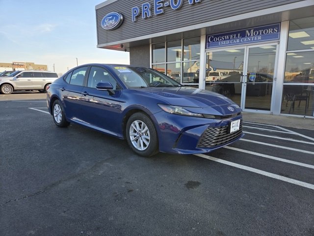 Used 2025 Toyota Camry LE image 2