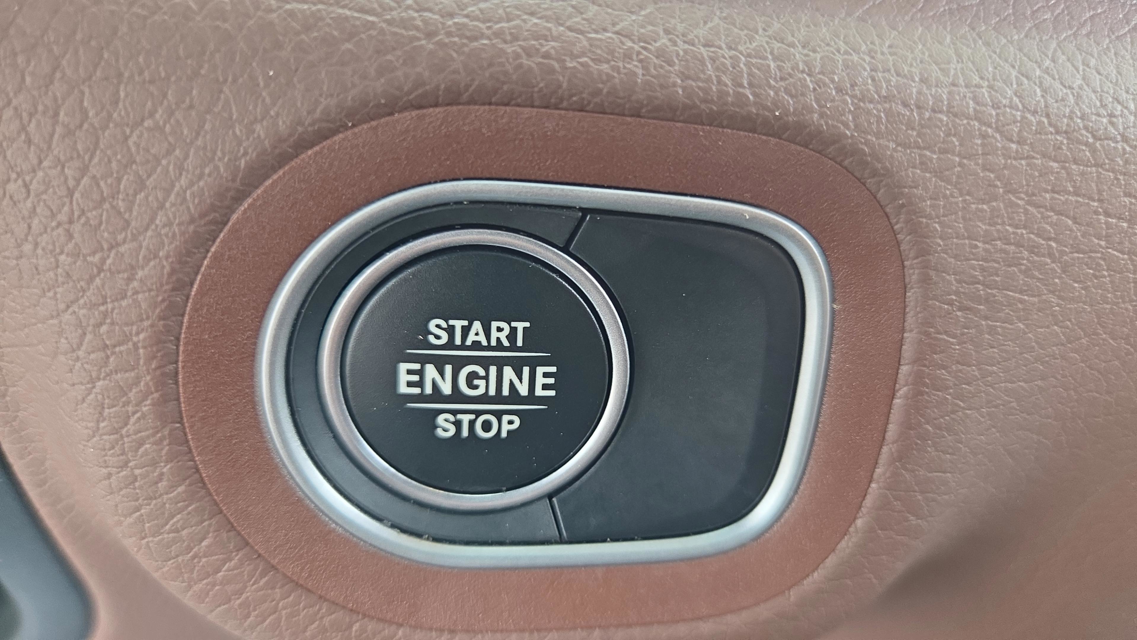 Used 2025 Mercedes-Benz GLE 450e 4MATIC w/ Winter Package image 19