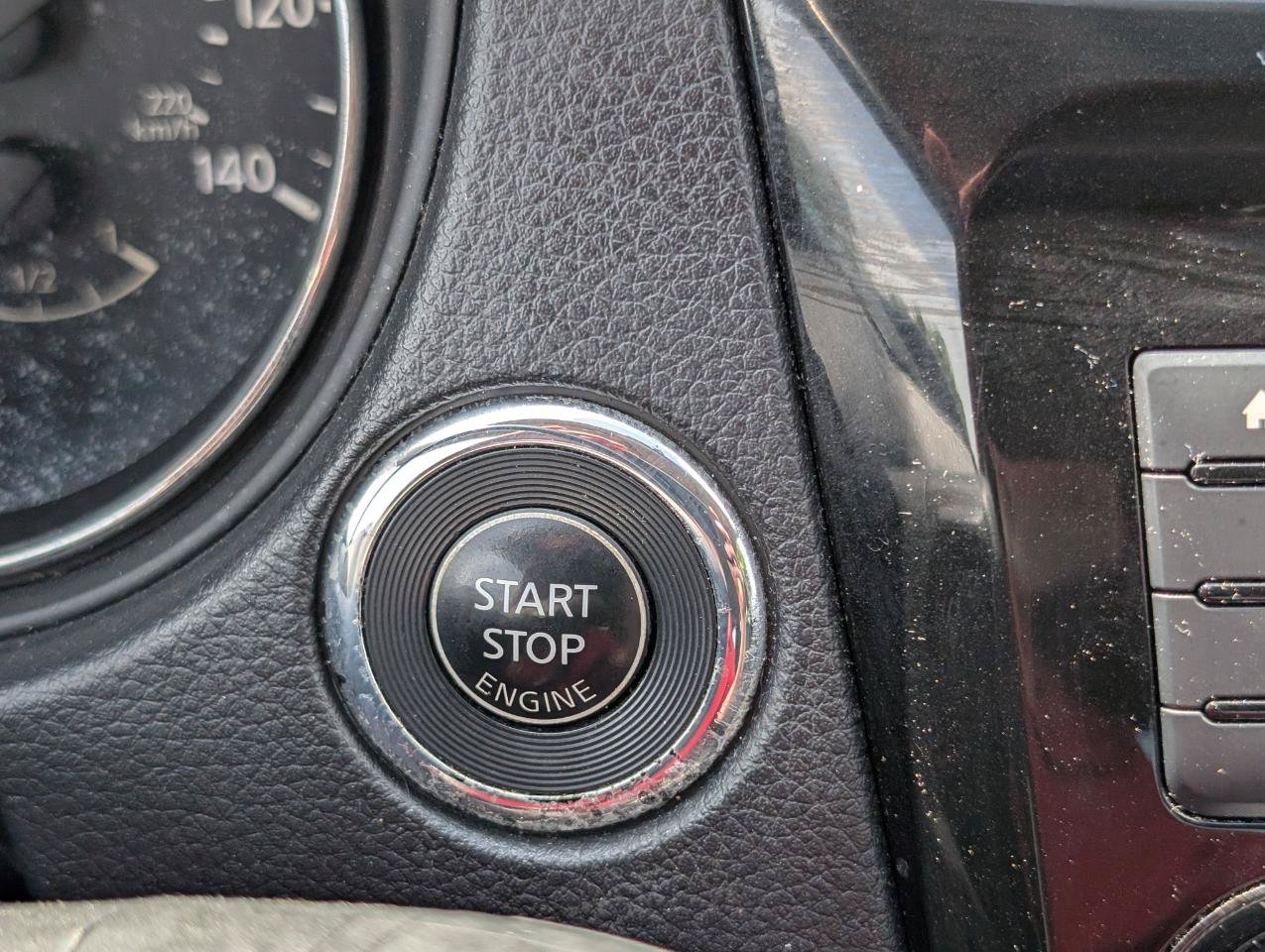 Used 2018 Nissan Rogue SV FWD image 23