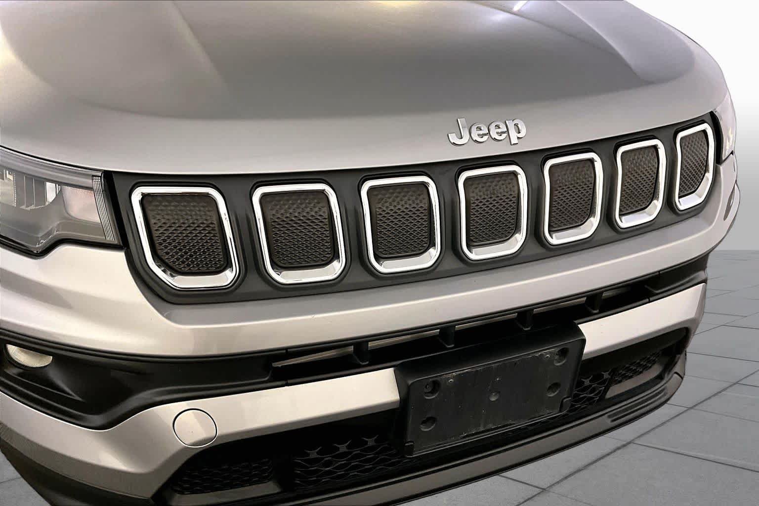 Used 2022 Jeep Compass Latitude w/ Sun and Sound Group AWD/4WD image 32