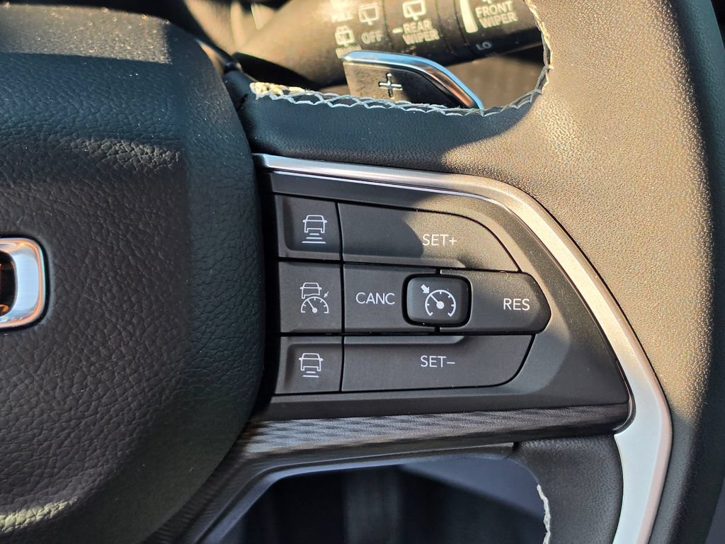 Used 2025 Jeep Grand Cherokee Altitude AWD/4WD image 16