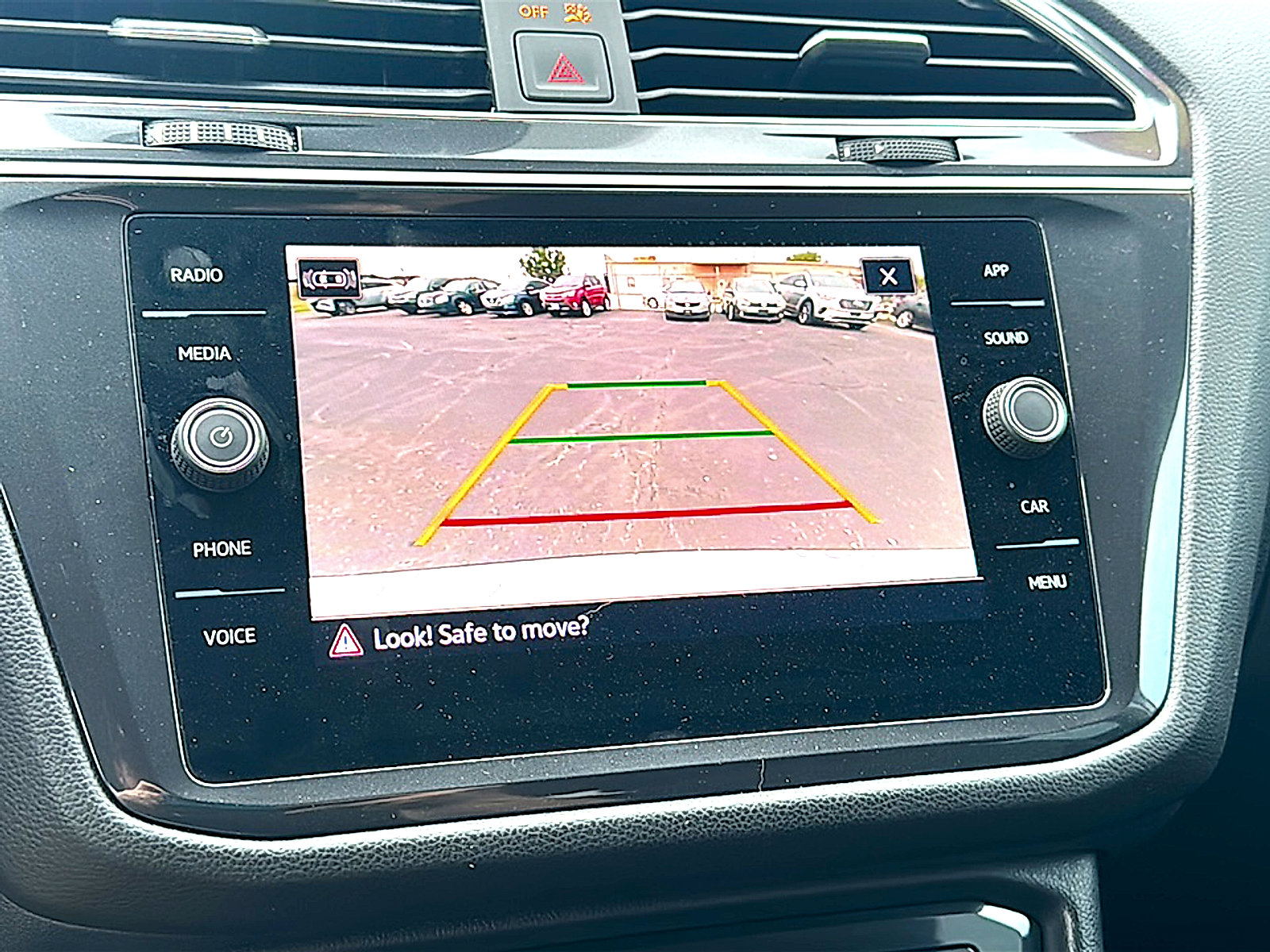 Used 2024 Volkswagen Tiguan SE image 32