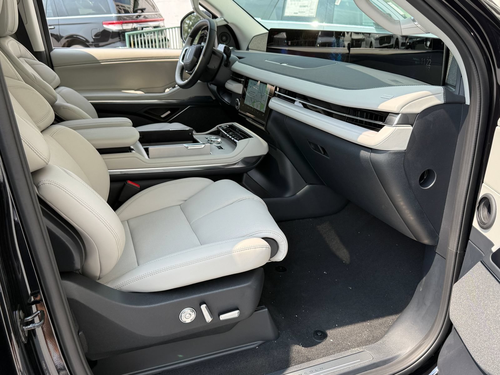 New 2026 Lincoln Navigator L Reserve AWD/4WD image 10
