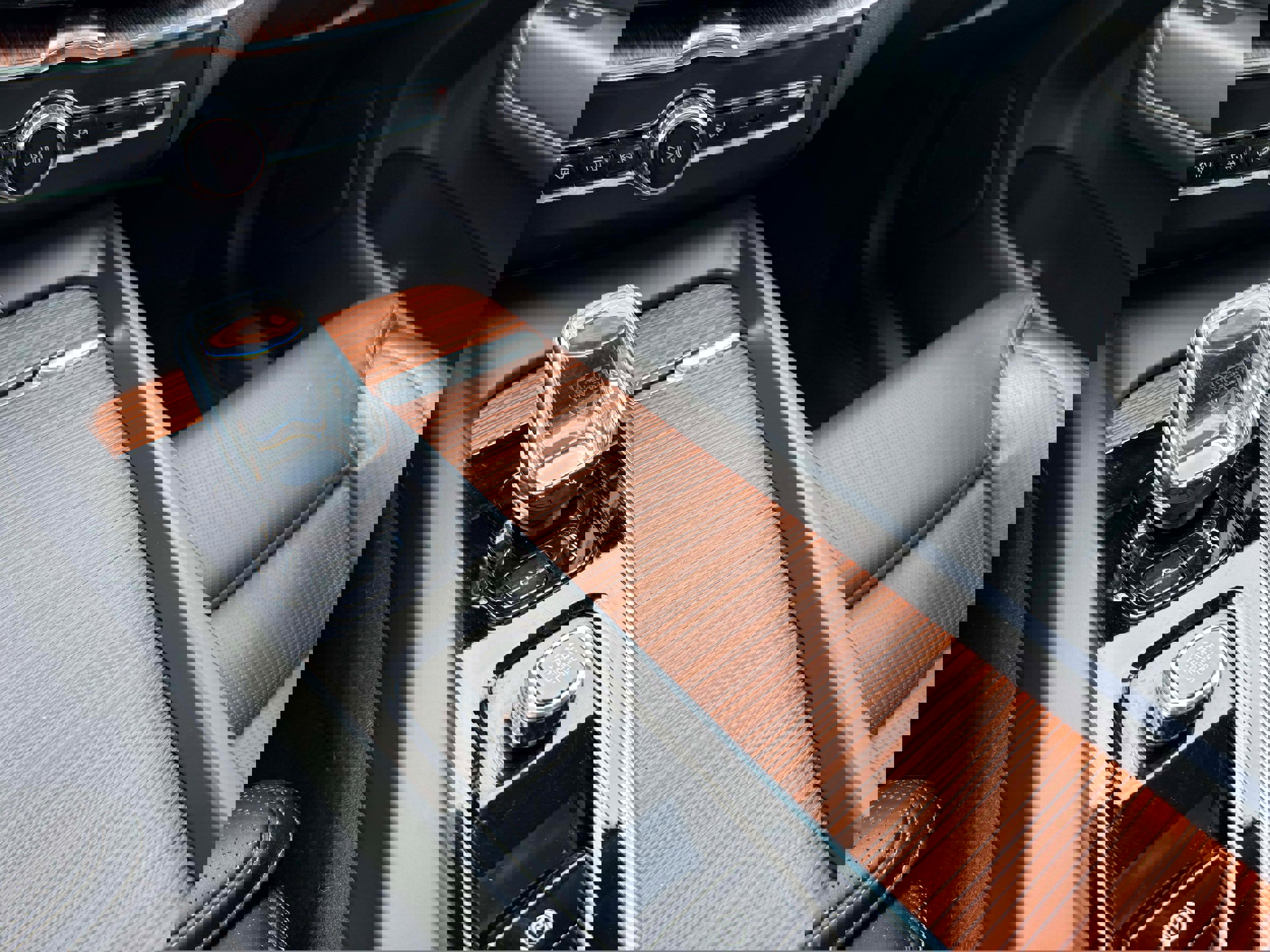 Certified 2024 Volvo XC60 T8 Ultimate w/ Climate Package image 21