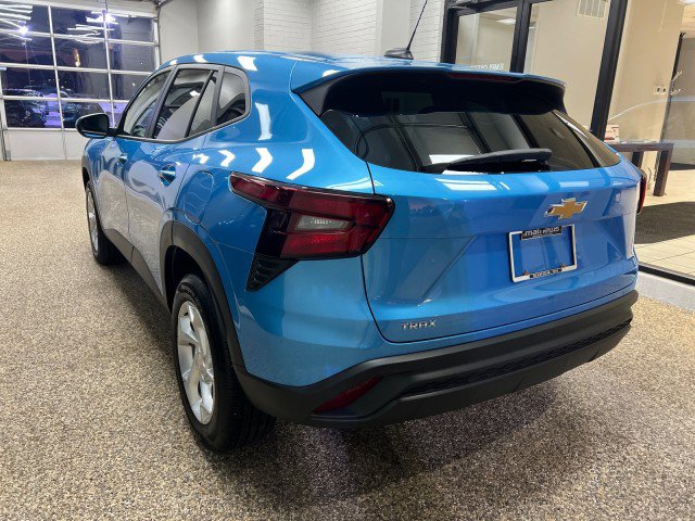 Used 2025 Chevrolet Trax LS w/ LS Convenience Package image 4