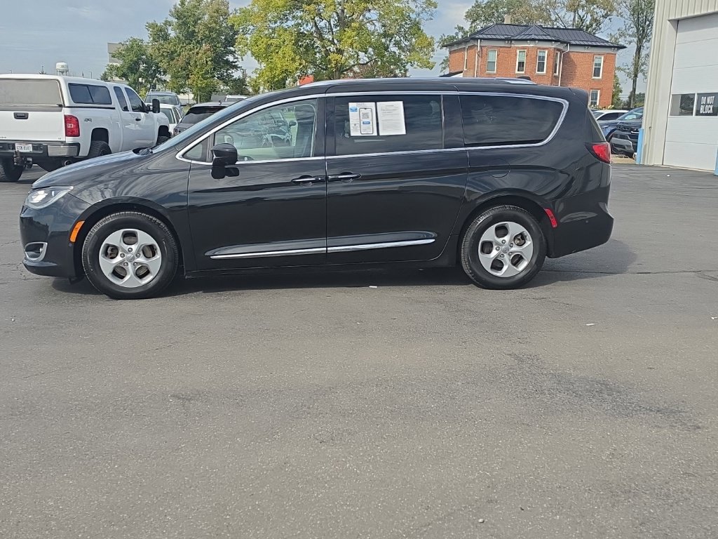 Used 2017 Chrysler Pacifica Touring-L Plus w/ Advanced Safetytec Group FWD image 8