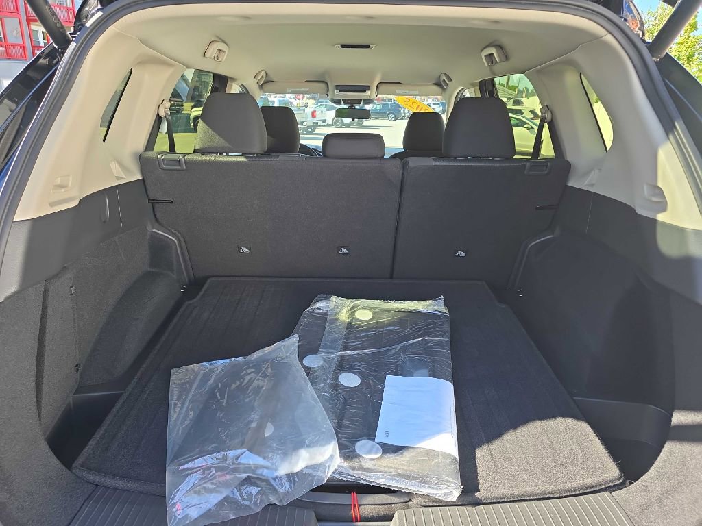Used 2025 Nissan Rogue SV AWD/4WD image 8