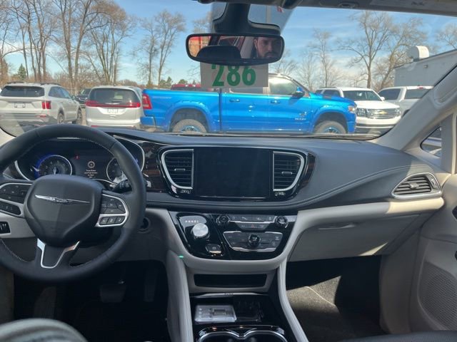 Used 2023 Chrysler Pacifica Limited image 23