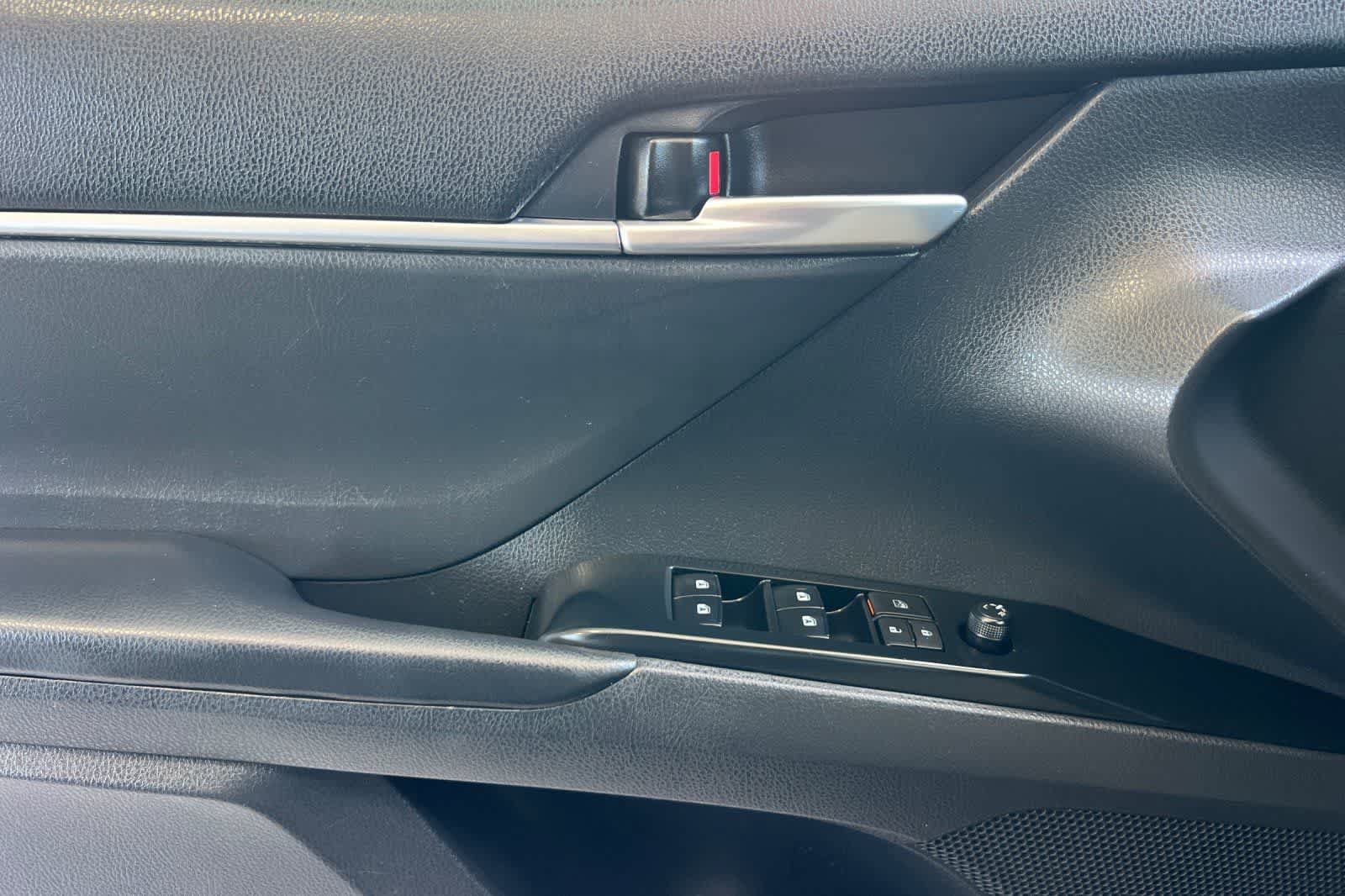 Used 2019 Toyota Camry SE FWD image 13