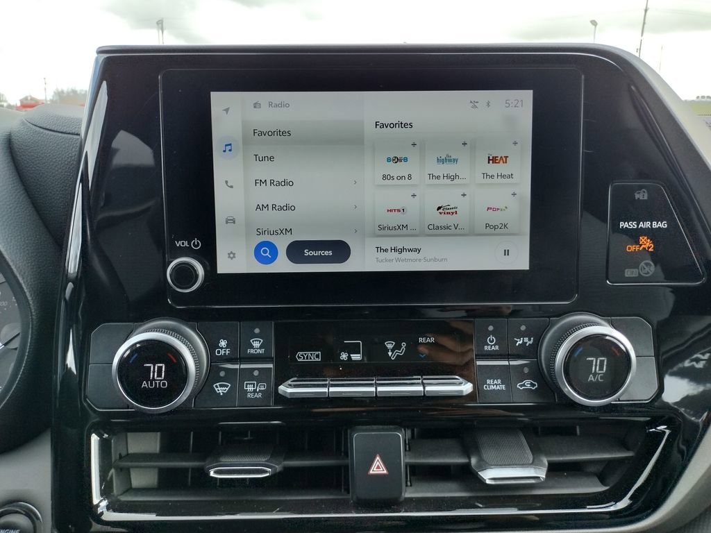 Used 2023 Toyota Highlander LE FWD image 5