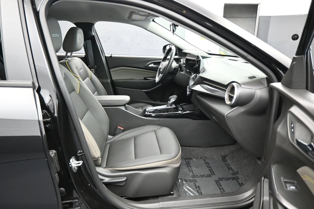 Used 2025 Chevrolet Trax ACTIV FWD image 39