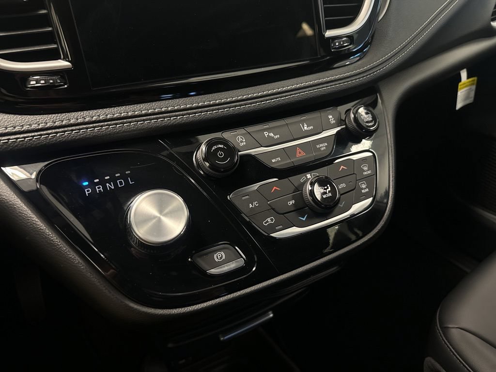 New 2027 Chrysler Pacifica Select AWD/4WD image 30