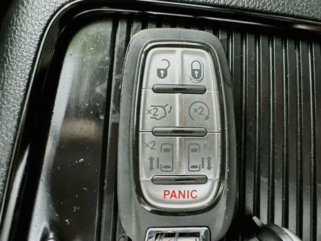 Used 2025 Chrysler Pacifica Premium FWD image 17