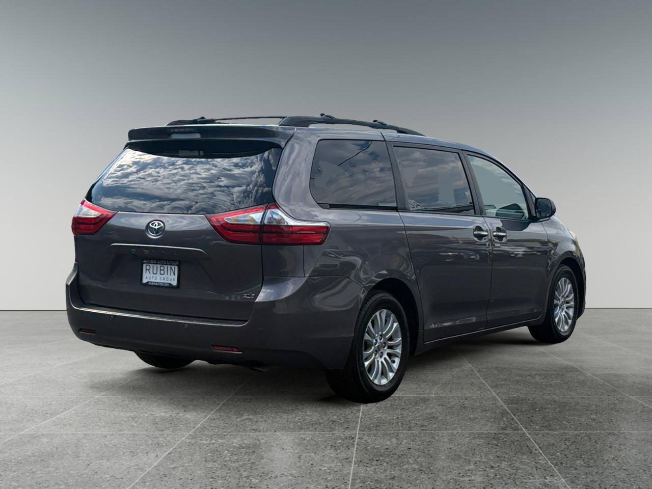 Used 2015 Toyota Sienna XLE w/ XLE Navigation Package FWD image 7