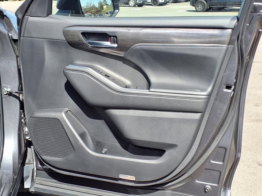 Used 2025 Toyota Highlander Platinum image 12