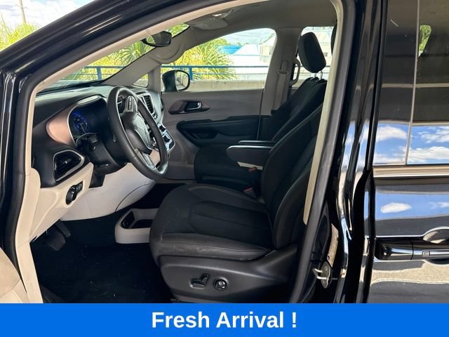 Used 2023 Chrysler Voyager LX FWD image 2